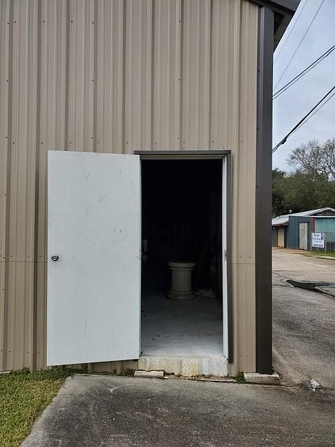 2nd image of 1028 Nederland Ave