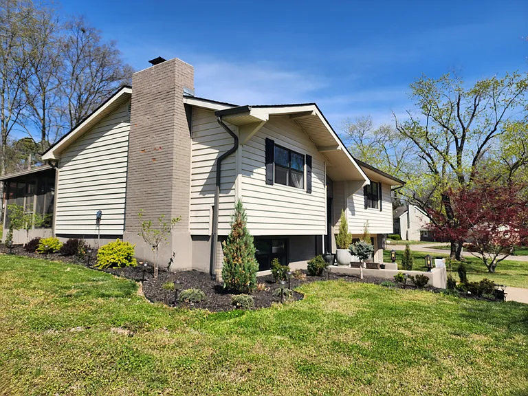 2302 Sherwood Dr — Photo 5