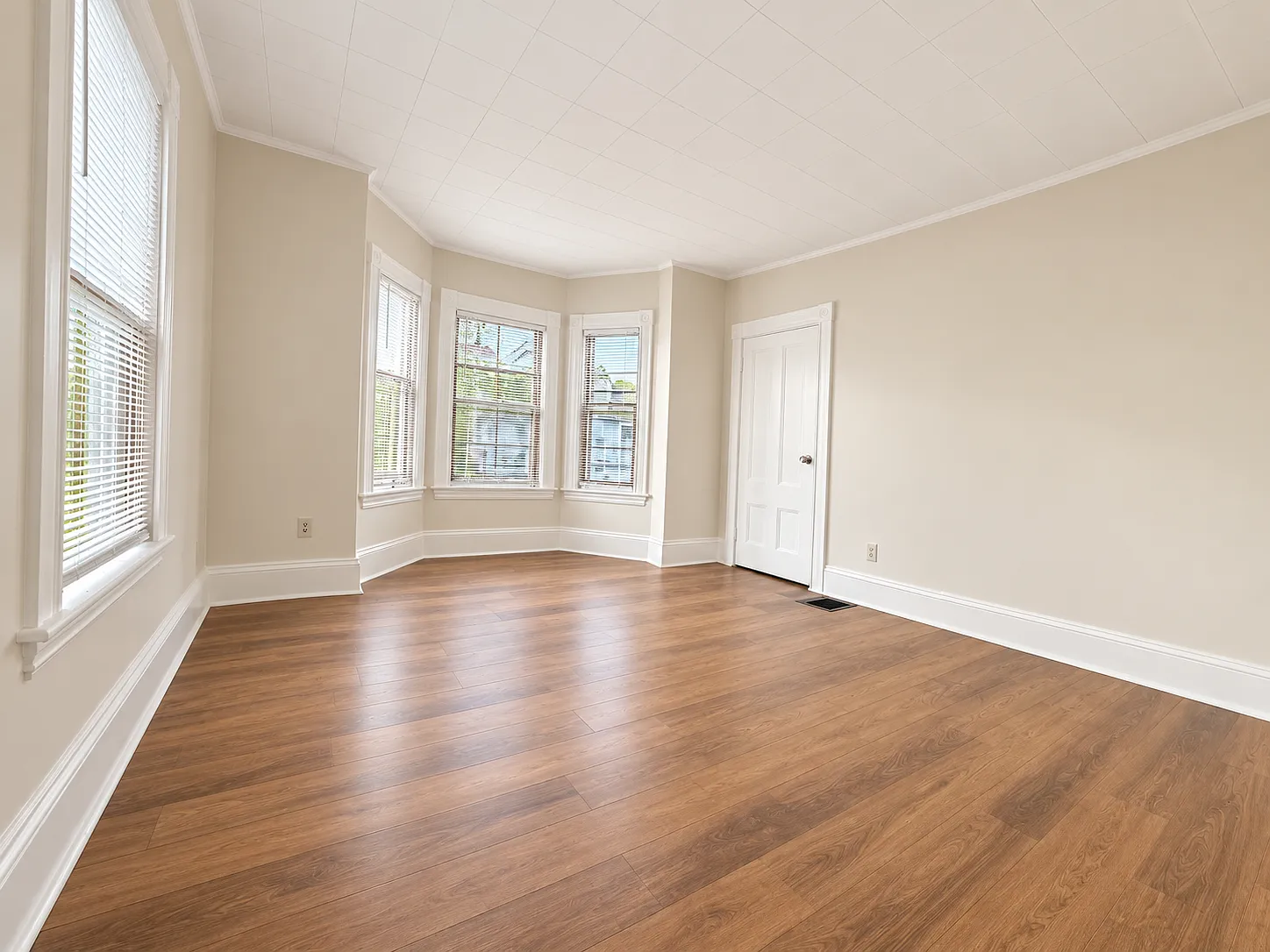 3 bed, 1100 sqft, $2,995 — Photo 4