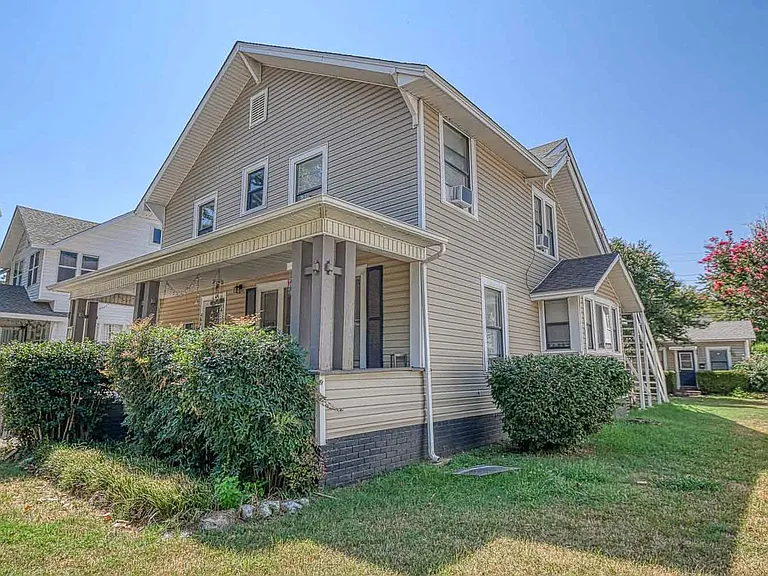 464 College Ave — Photo 3