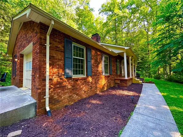 374 Holly Tree Dr, Wilkesboro, NC 28697
