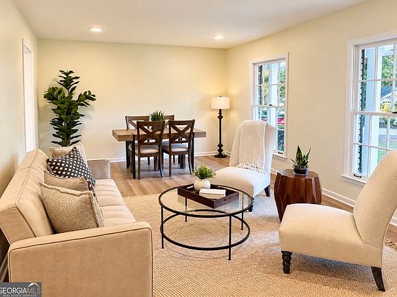 3rd image of 3098 Robindale Rd