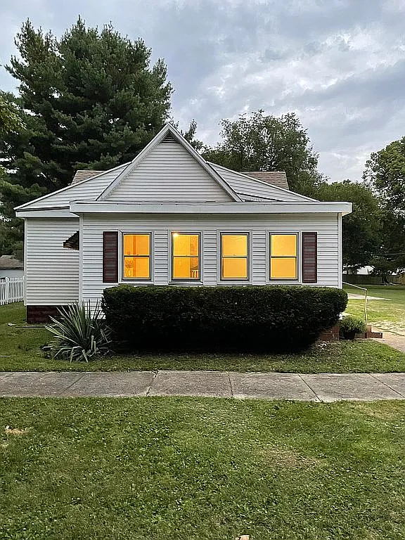 304 Stewart St photo 1