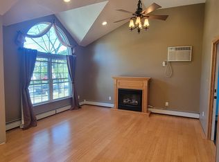 16 Vista Ln #B, Levittown, NY 11756