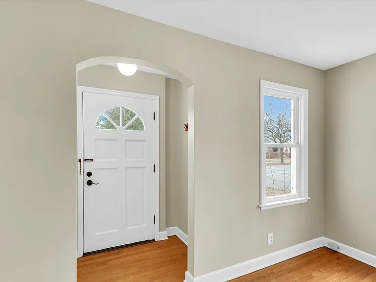 502 E Washington St — Photo 9