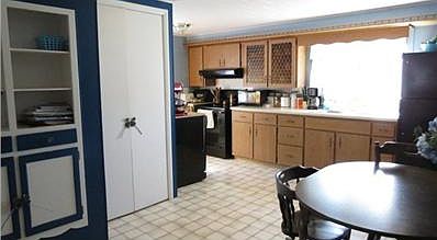2nd image of 418 Robinson St