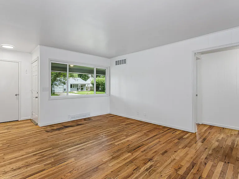 633 N Clayton Ave — Photo 6