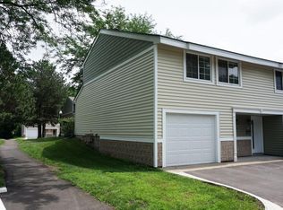 3290 Hill Ridge Dr, Eagan, MN 55121