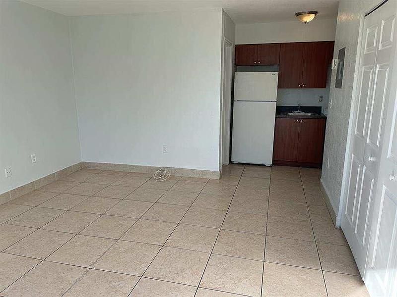 2nd image of 7421 Venetian St
