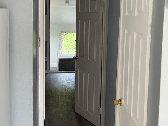 4th image of 1560 Corbin Ave #3