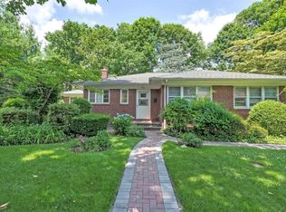 34 Old Farm Rd, Great Neck, NY 11020