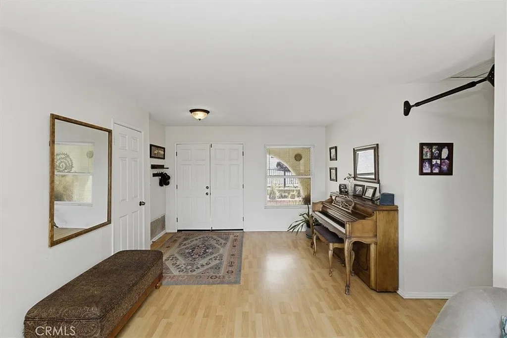 4 bed, 1401 sqft, $3,300 — Photo 2