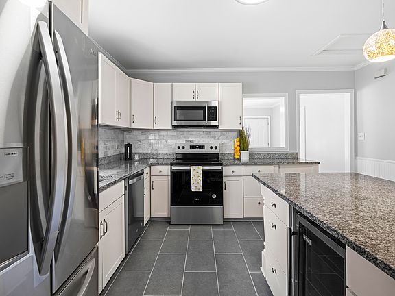 4th image of 1032 Moreland Ave