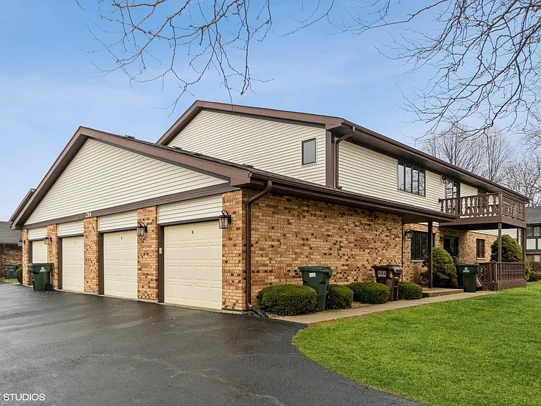 214 Manor Dr #D — Photo 1