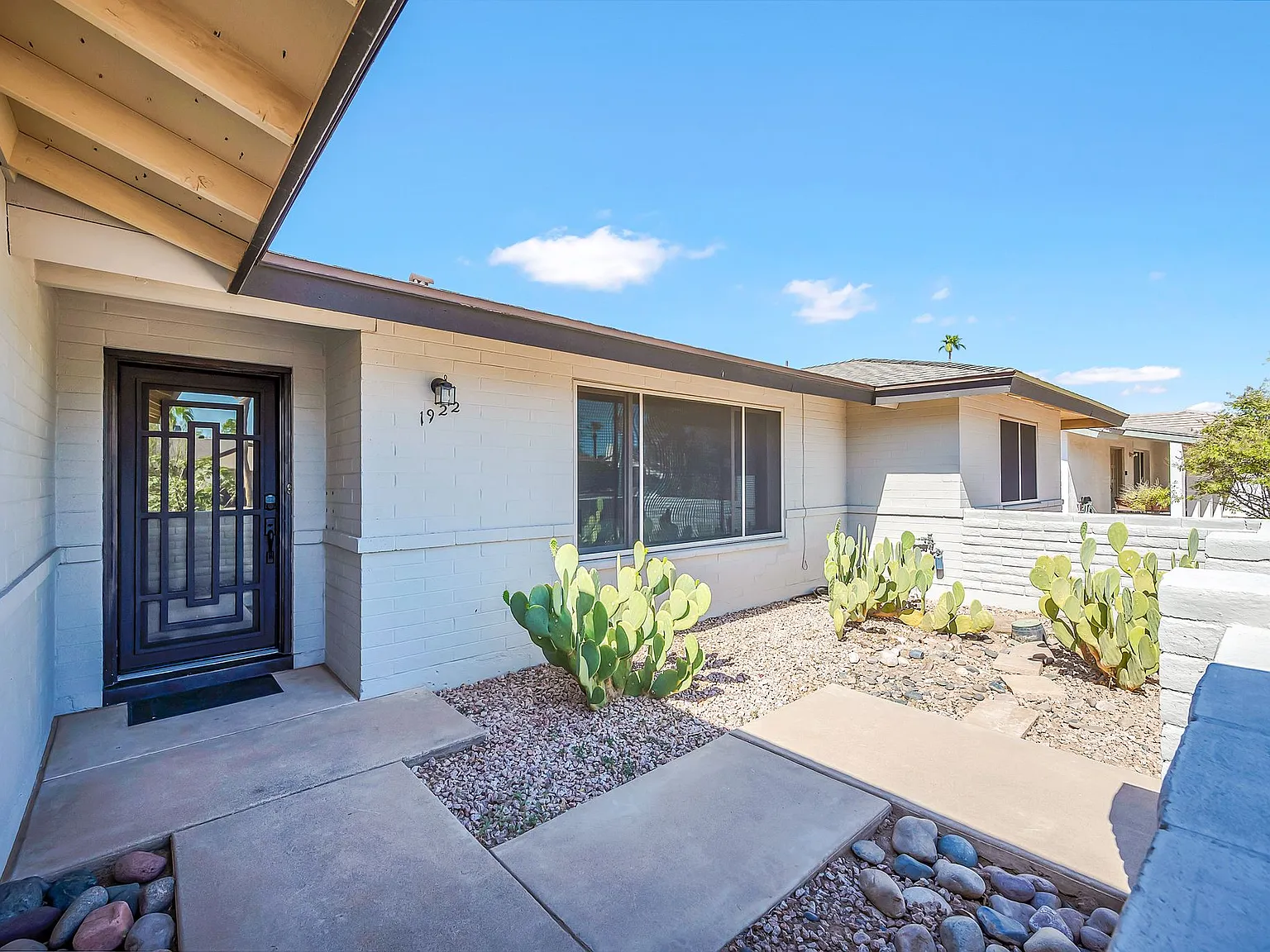 5 bed, 2085 sqft, $2,990 — Photo 4