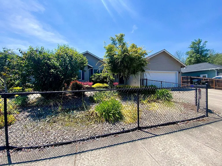 2409 SE Chinaberry Ave — Photo 1