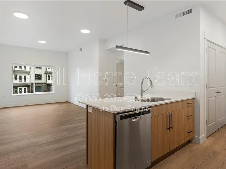 3378 Washington Blvd #302 — Photo 2
