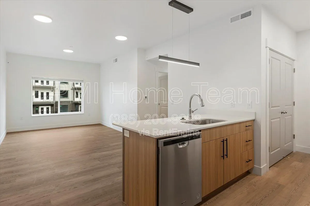 Building Photo - 3378 Washington Blvd #302