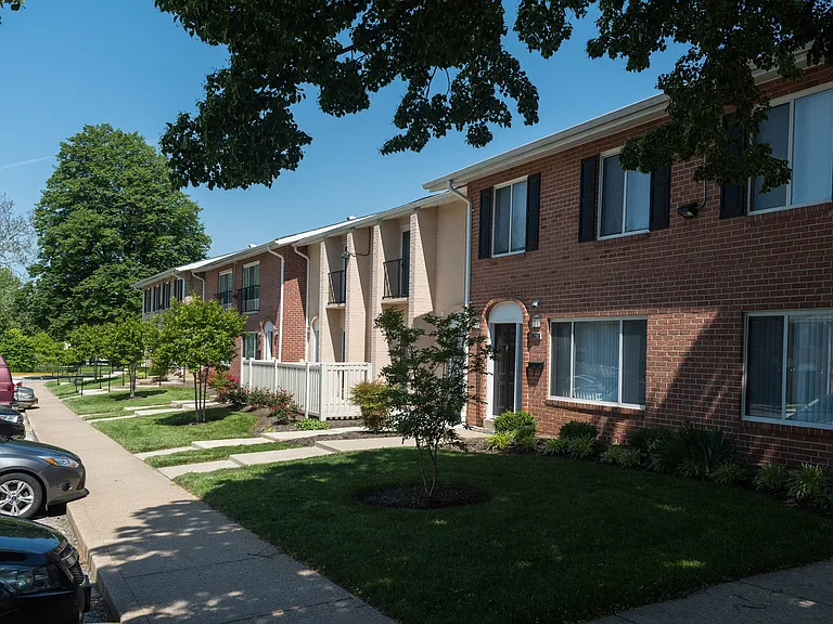 Hampton Manor Apartments & Townhomes — Photo 20