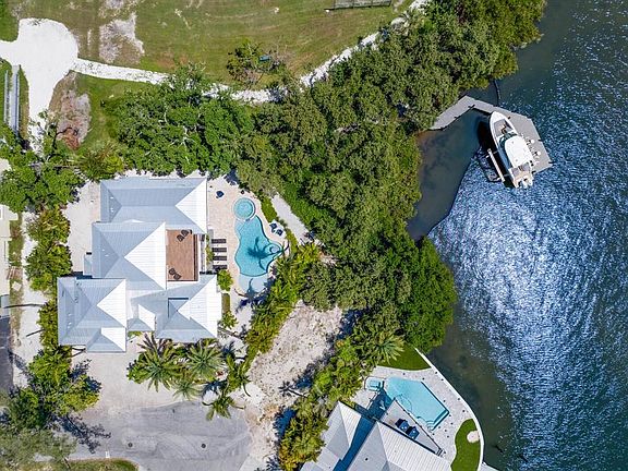 2nd image of 220 N HARBOR DRIVE