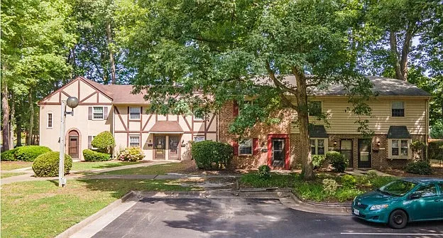 Foxcroft Apartments — Photo 3