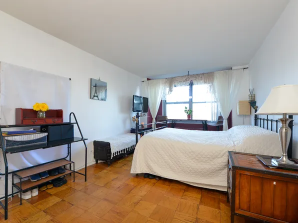 61-20 Grand Central Pkw image 18 of 24