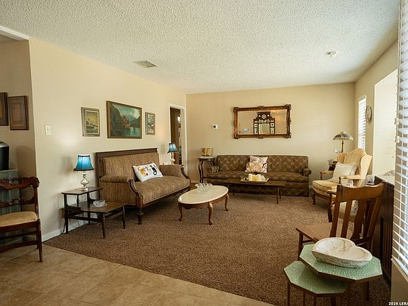 4th image of 635 EDGEBROOK LN