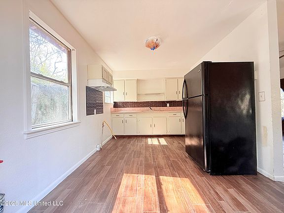 4th image of 1002 Avenue F Ext