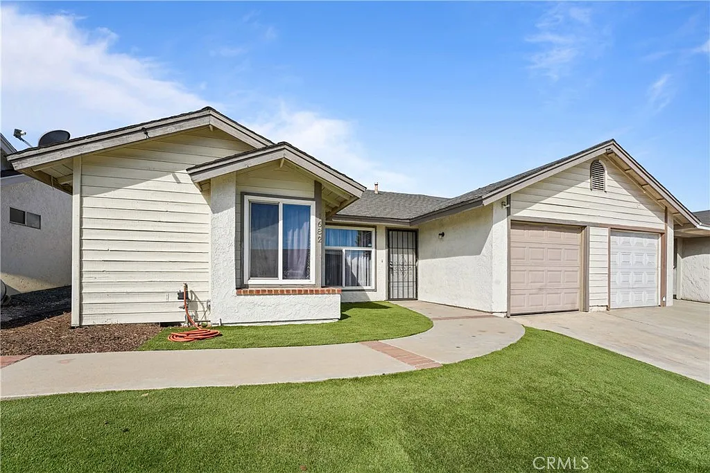3 bed, 1.5 bath, 1052 sqft, $2,500 — Photo 3