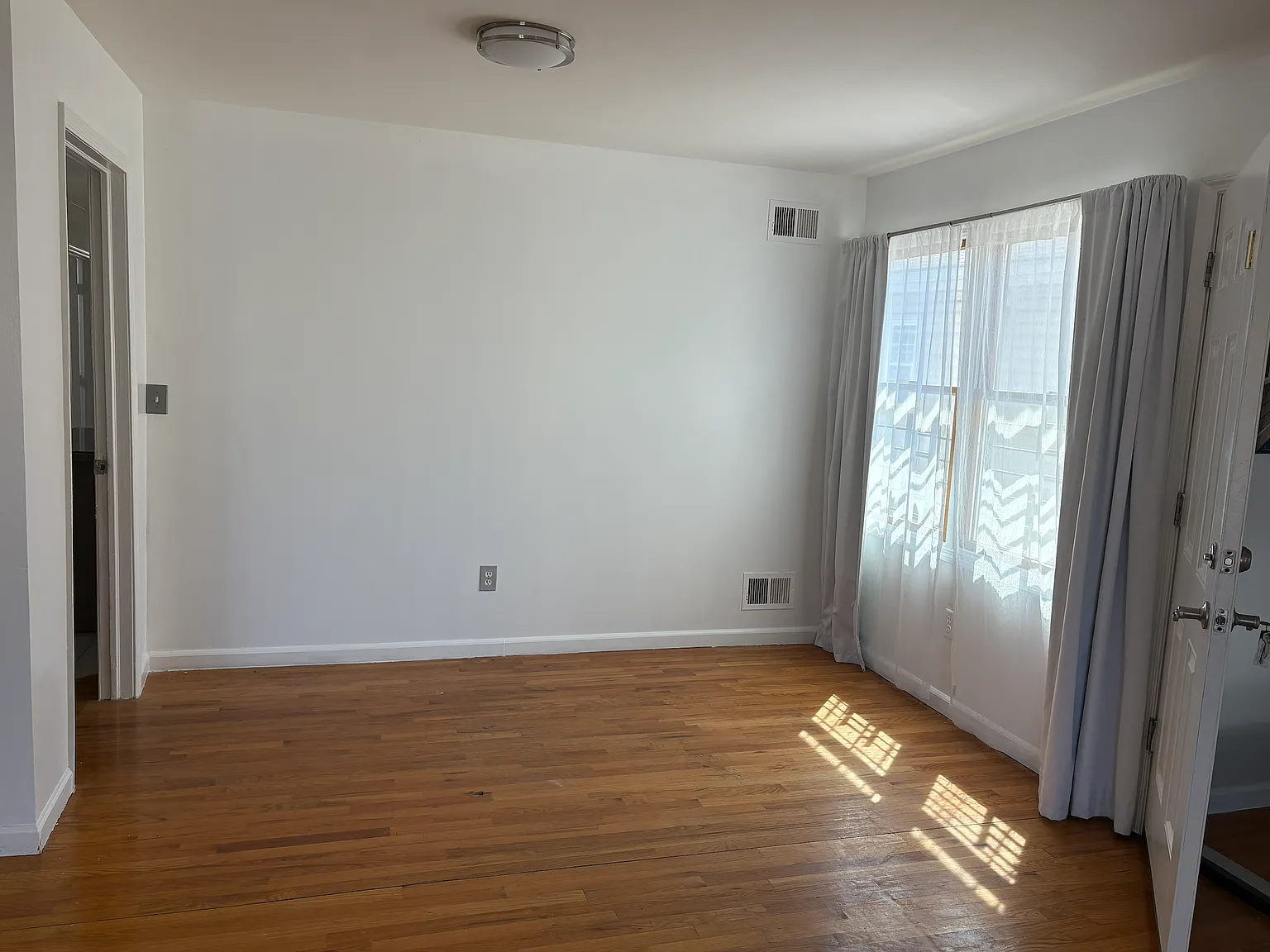 3 bed, 2500 sqft, $3,500 — Photo 3