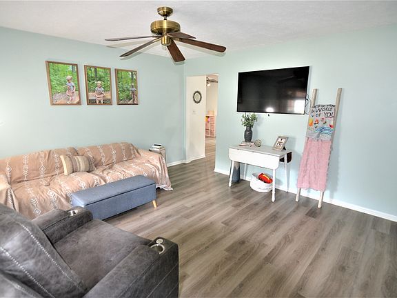 3rd image of 643 Hickory Dr