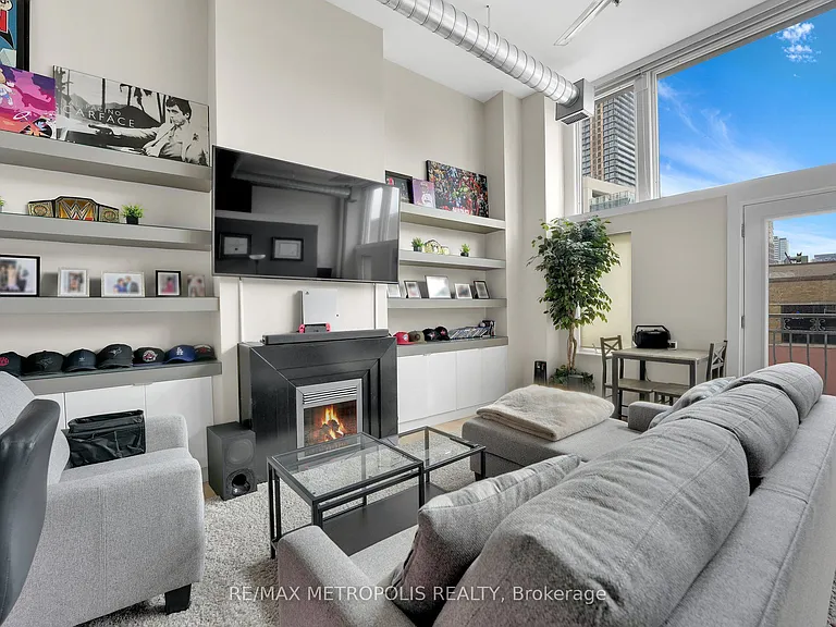 276 King St W #207 — Photo 6