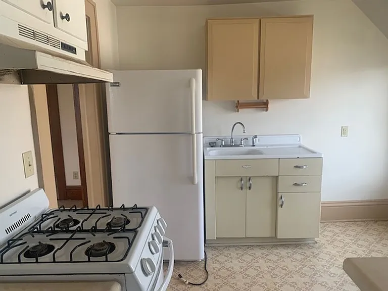 1635 Sherburne Ave — Photo 6