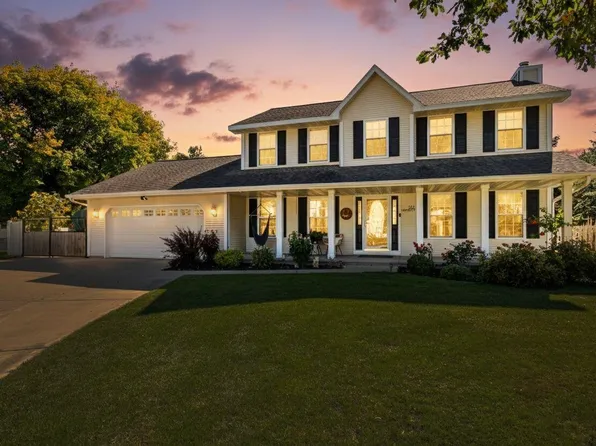 2352 Bay Beach Ct, Green Bay, WI 54302