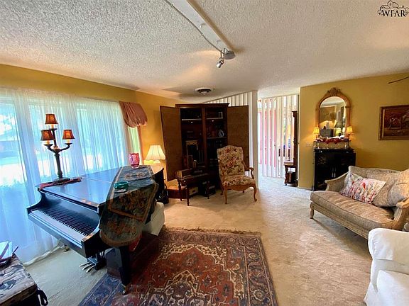 3rd image of 100 Hilltop Dr
