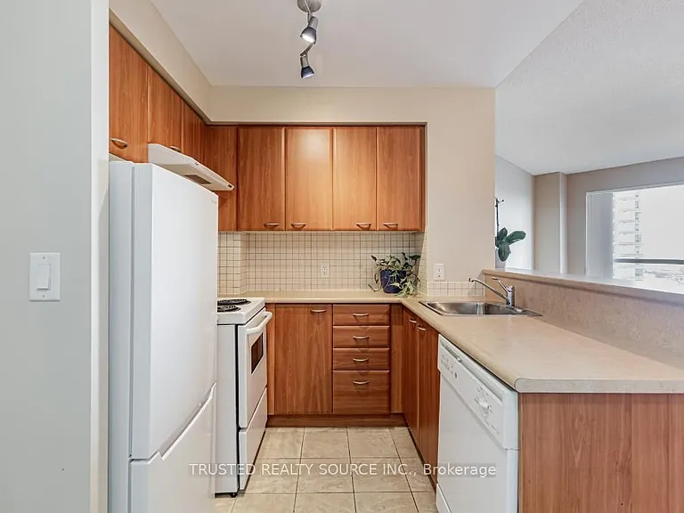 38 Lee Centre Dr #906 — Photo 6