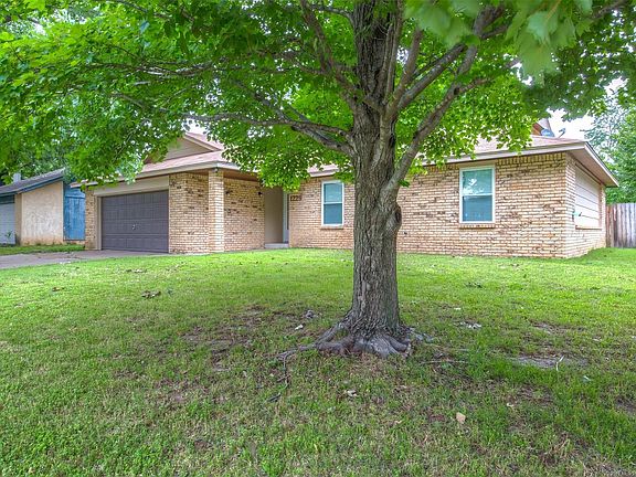 2nd image of 1229 N Ironwood Pl