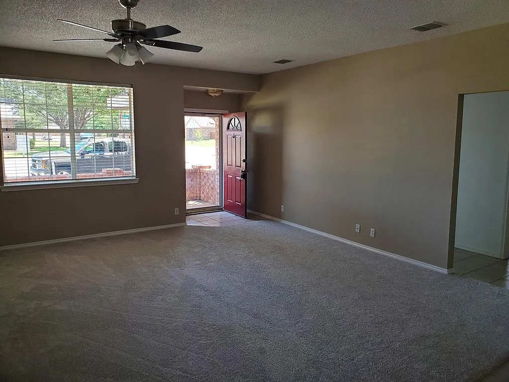 3 bed, 2.0 bath, 1406 sqft, $2,200 — Photo 2