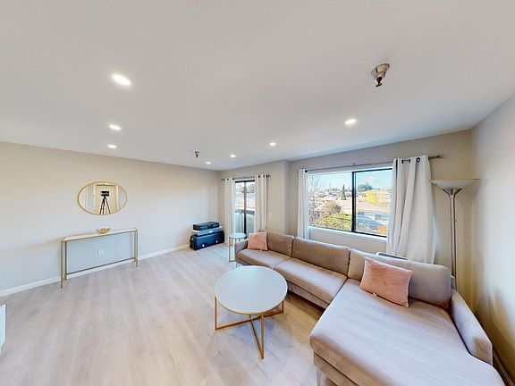 3rd image of 711 S Bayshore Blvd APT 12