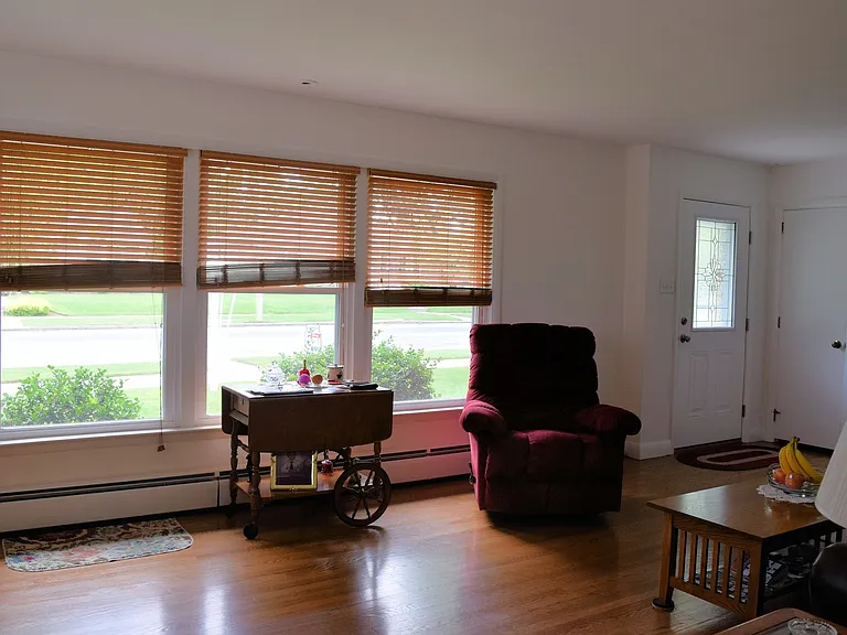 847 E Maple St — Photo 16