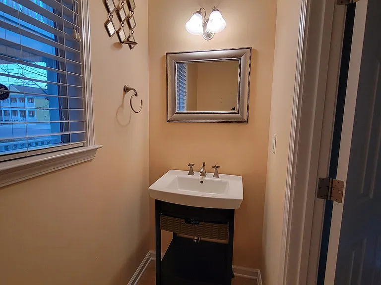 1404 Island Pl E — Photo 3