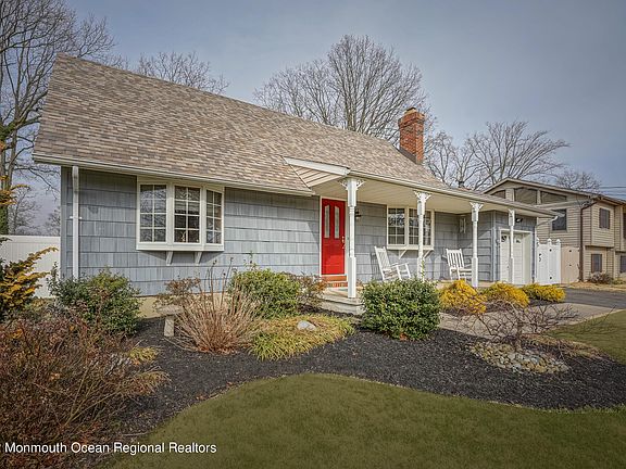 3rd image of 902 Stafford Dr