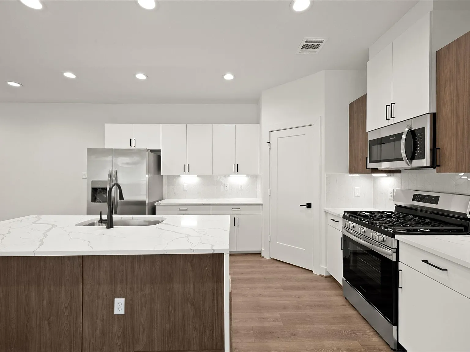 4 bed, 2.5 bath, 2001 sqft, $2,820 — Photo 2