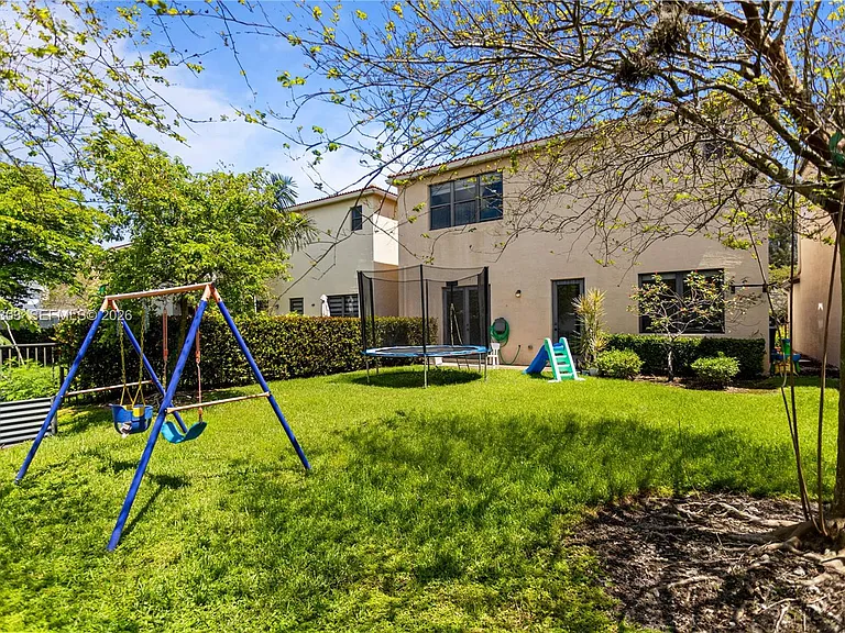 19244 NE 9th Pl — Photo 3
