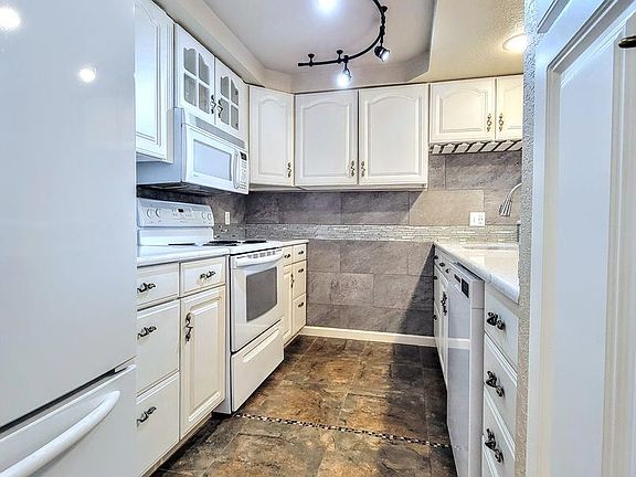 4th image of 6 Lake Bellevue Dr APT 112