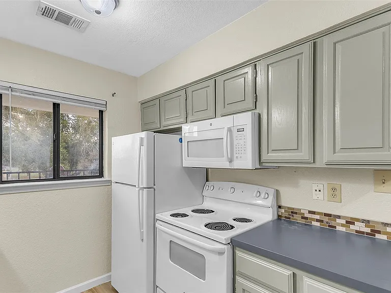 209 W Trinity St #C — Photo 7