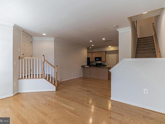 4th image of 8047 Crescent Park Dr #197