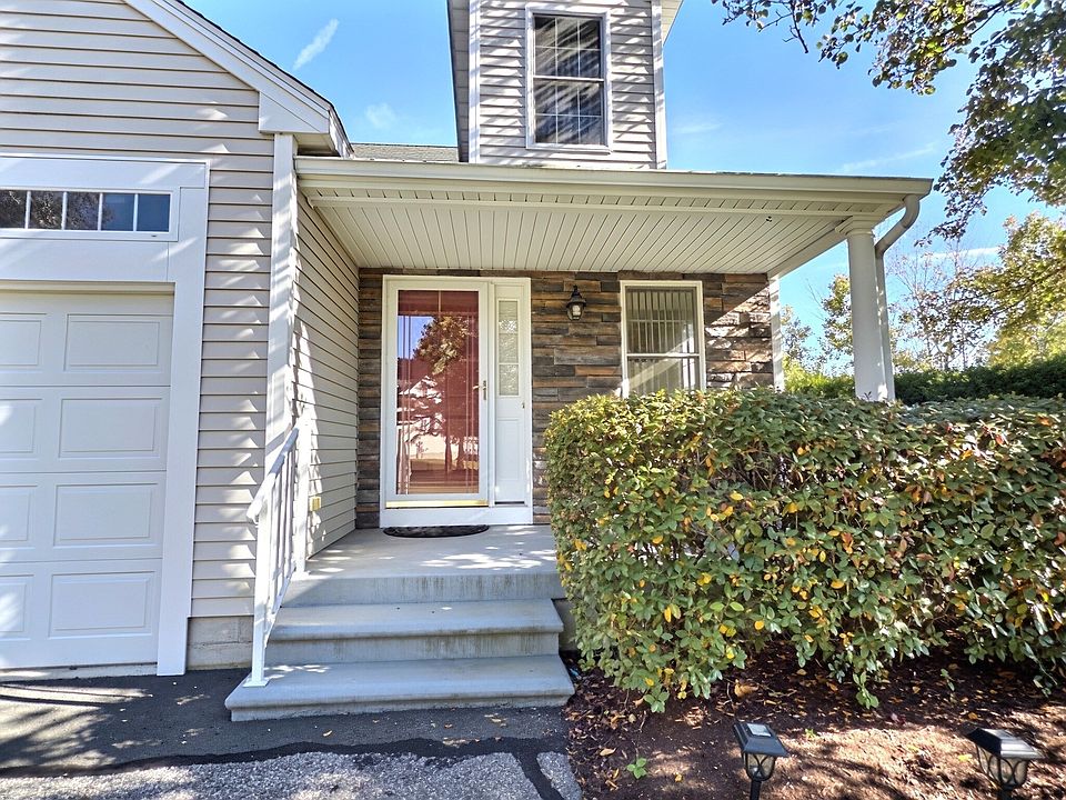2nd image of 30 Fox Run Rd Unit 30