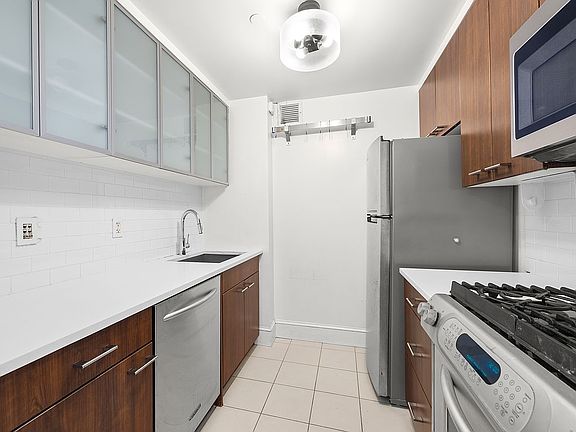 3rd image of 215 E 96th St #31F