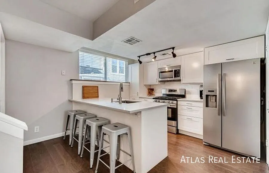 Charming 2-Bedroom Townhome in Mayfair Neighborhood — Photo 4